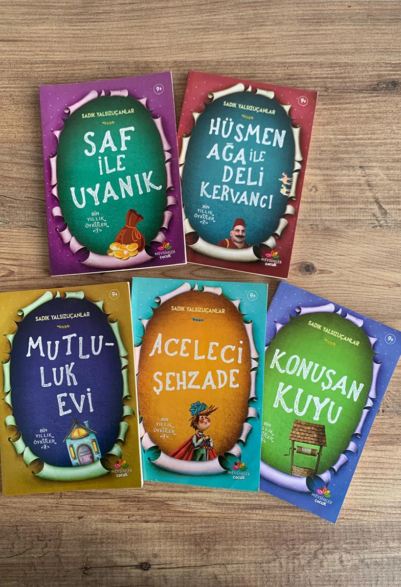 Bin Yıllık Öyküler Serisi – Çocuklar İçin Hikaye Serisi Kelile Dimne ve Mesnevi’deki hikayelerden uyarlanan, 10 yaş üstü çocuklara özel 5 kitaplık klasik hikâye seti