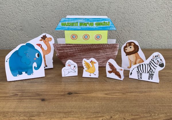 Yağmur damlalarıyla başlayan ve büyük bir gemide buluşan umut dolu hikâye